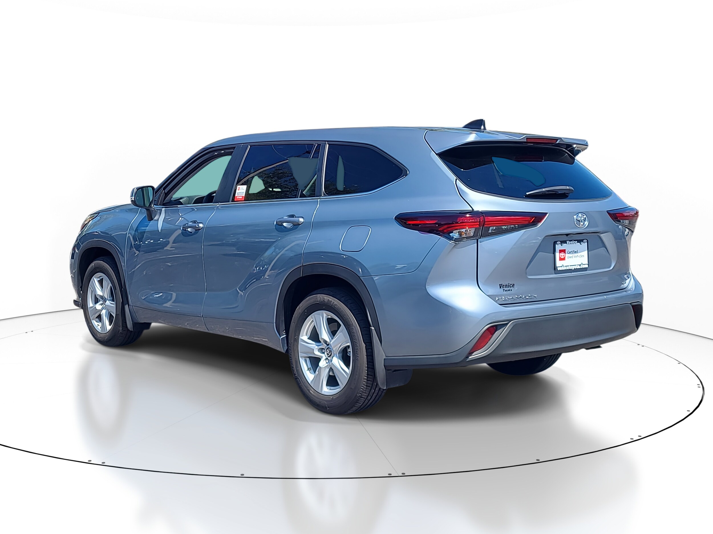 2024 Toyota Highlander LE photo 4