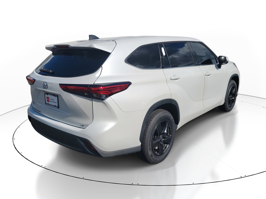 2022 Toyota Highlander LE photo 4