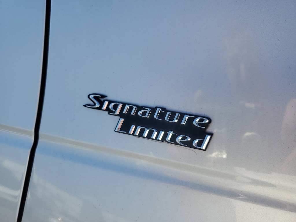 Used 2011 Lincoln Town Car Signature Limited Sedan