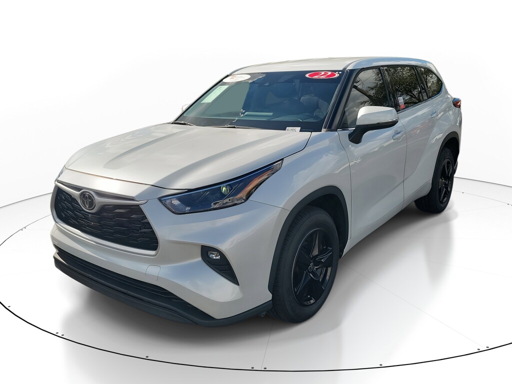 2022 Toyota Highlander LE photo 2