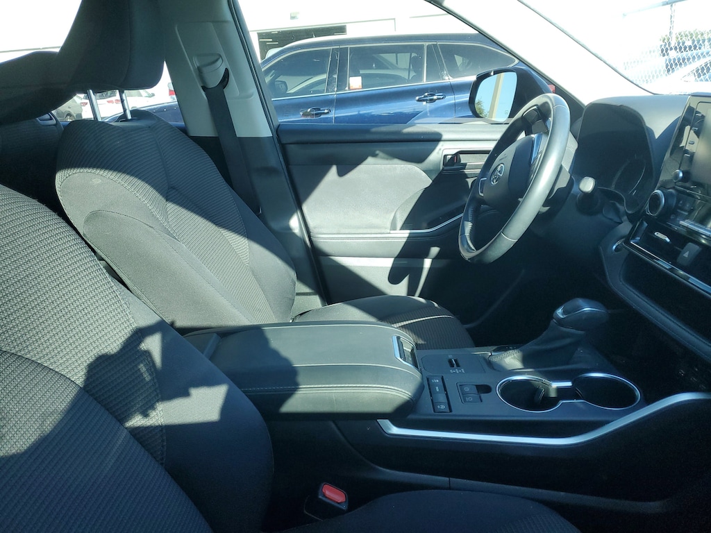 2020 Toyota Highlander LE photo 2