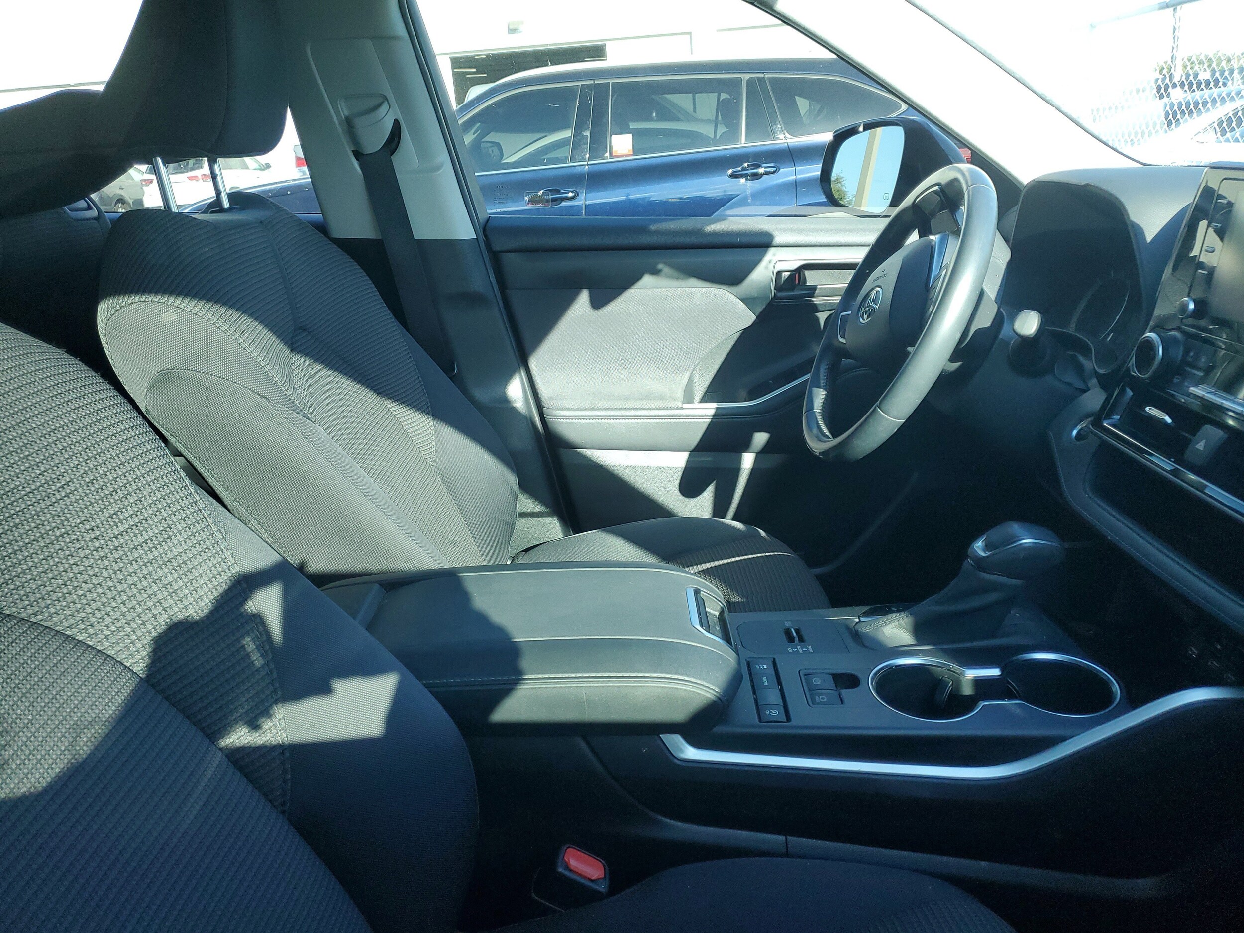 2020 Toyota Highlander LE photo 2