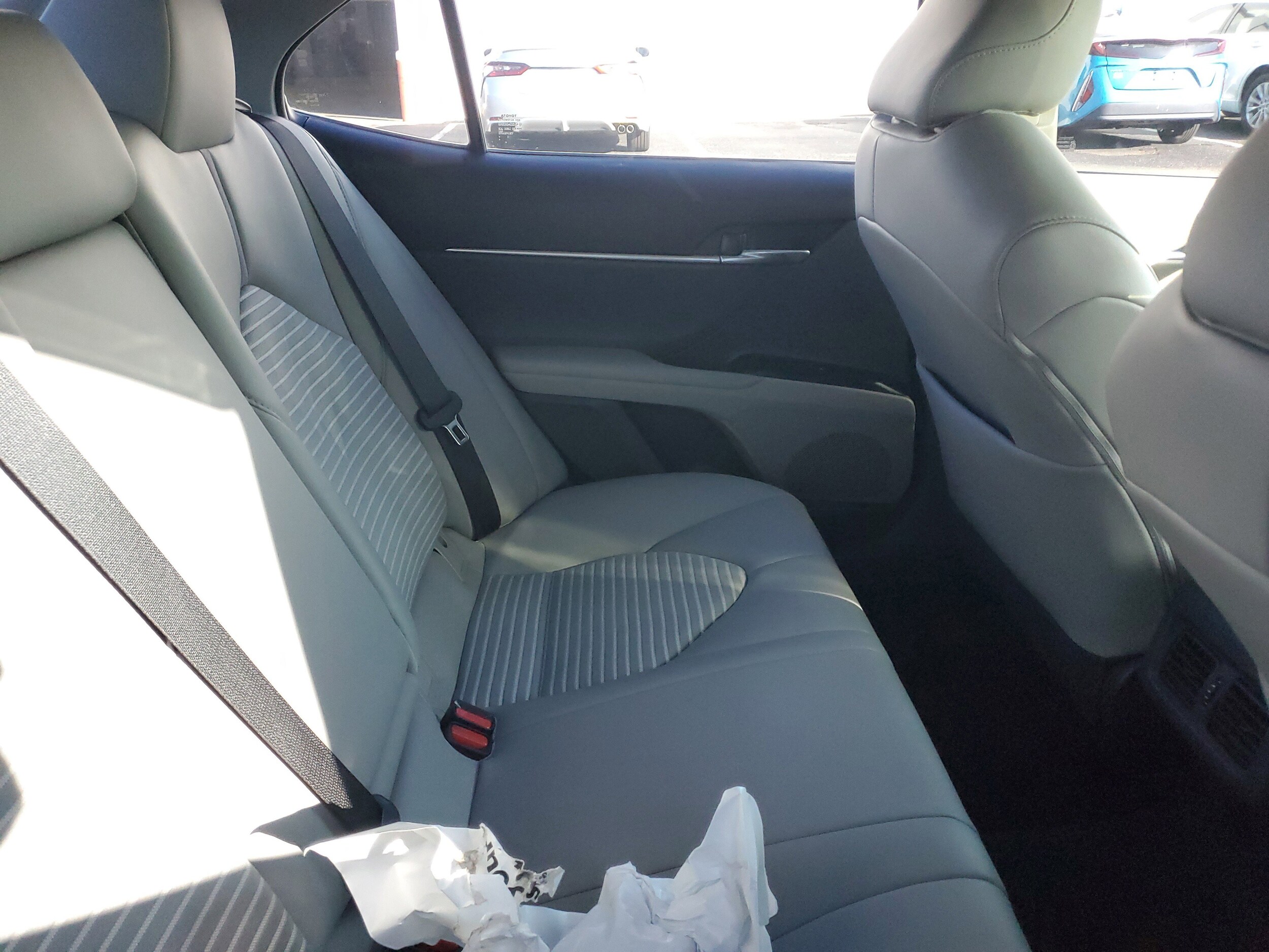 2020 Toyota Camry SE photo 3