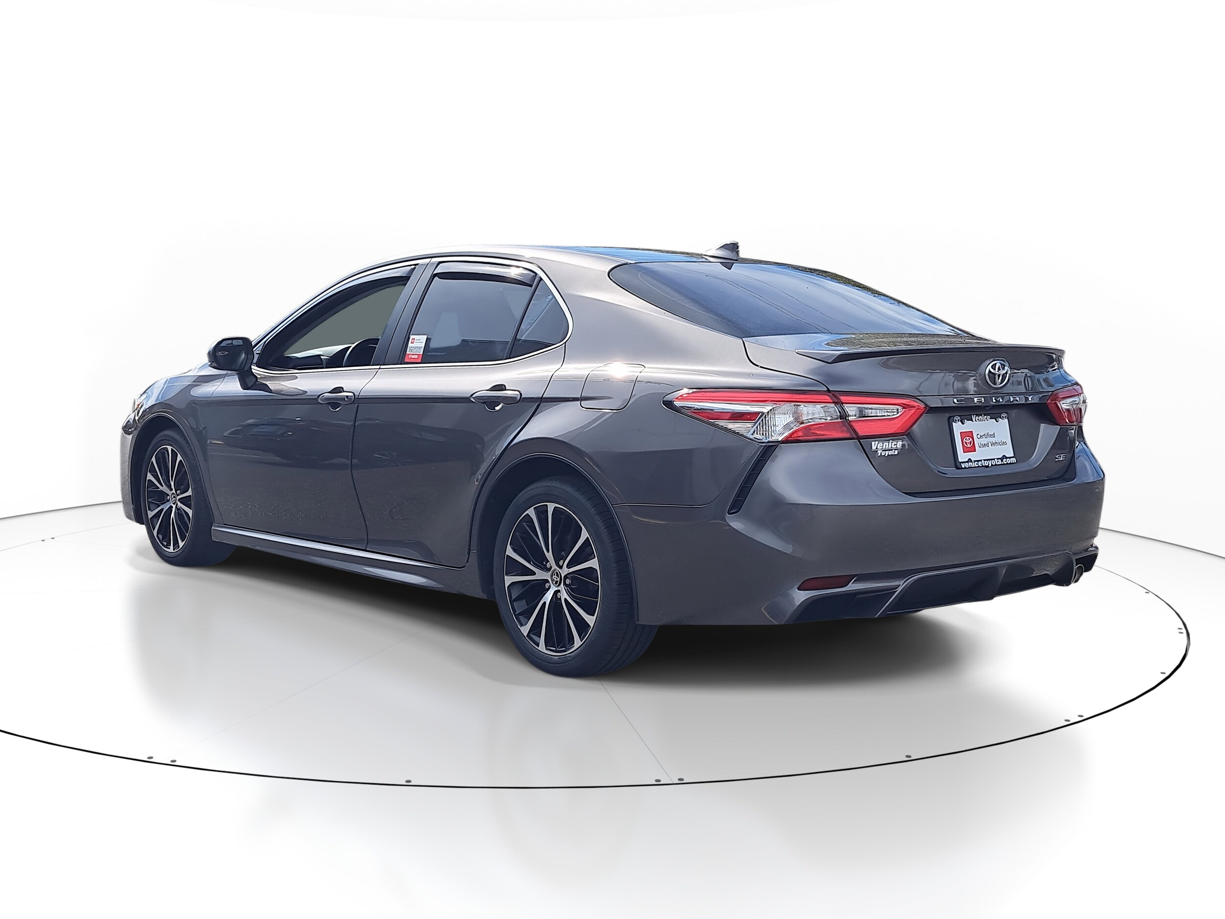 2020 Toyota Camry SE photo 3