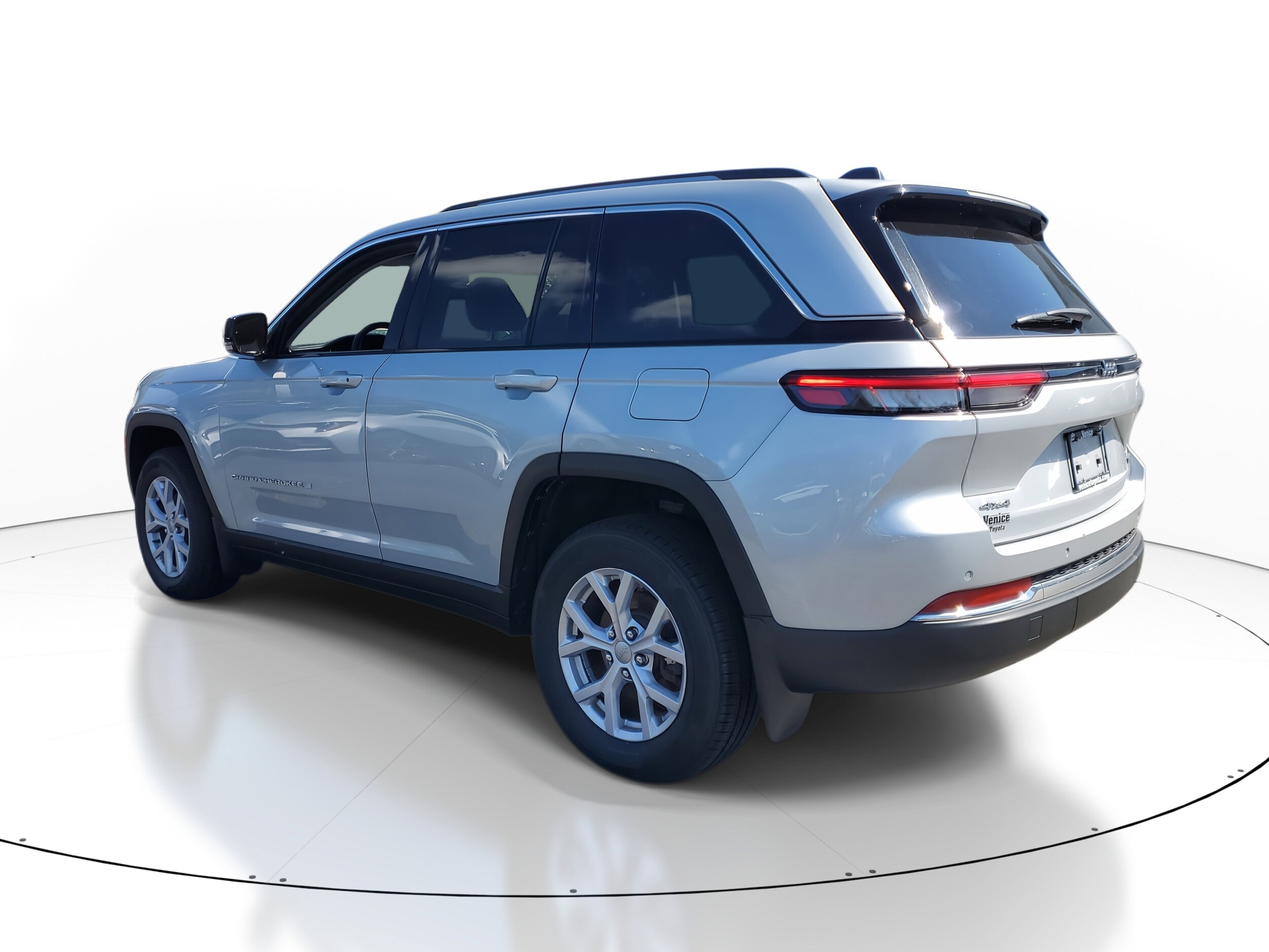 2022 Jeep Grand Cherokee Limited photo 2