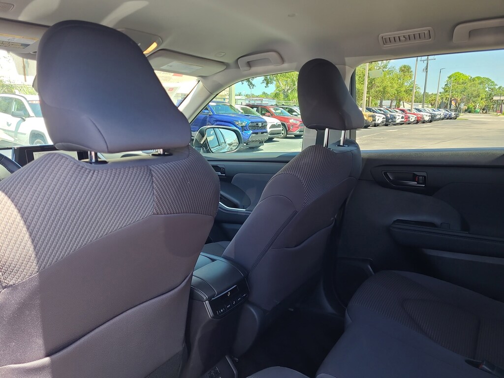 2024 Toyota Highlander LE photo 10