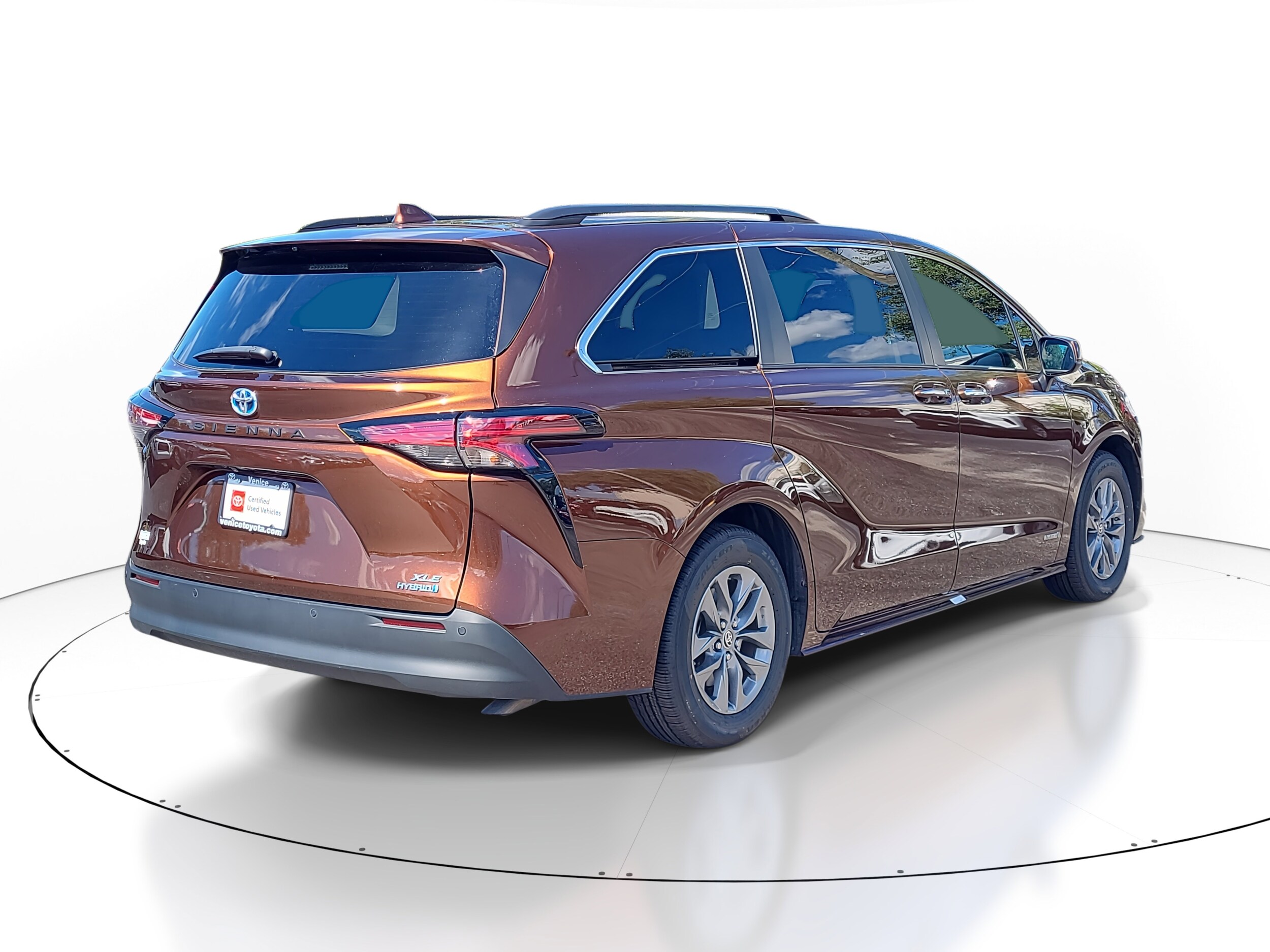 2021 Toyota Sienna XLE photo 3
