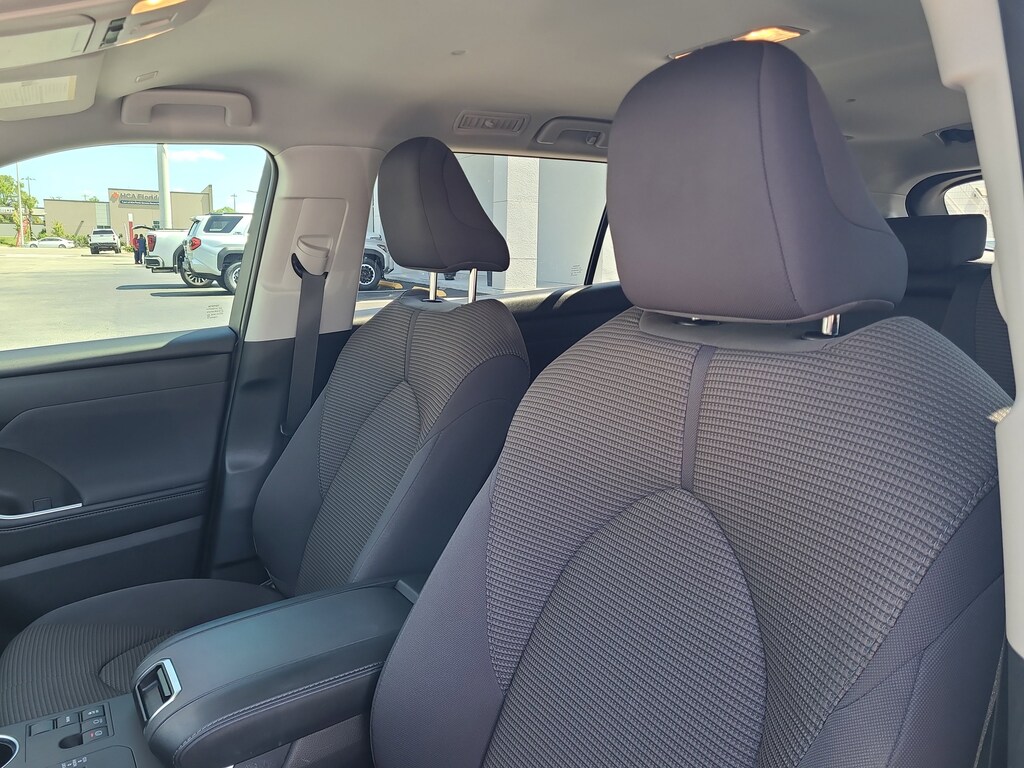 2024 Toyota Highlander LE photo 16