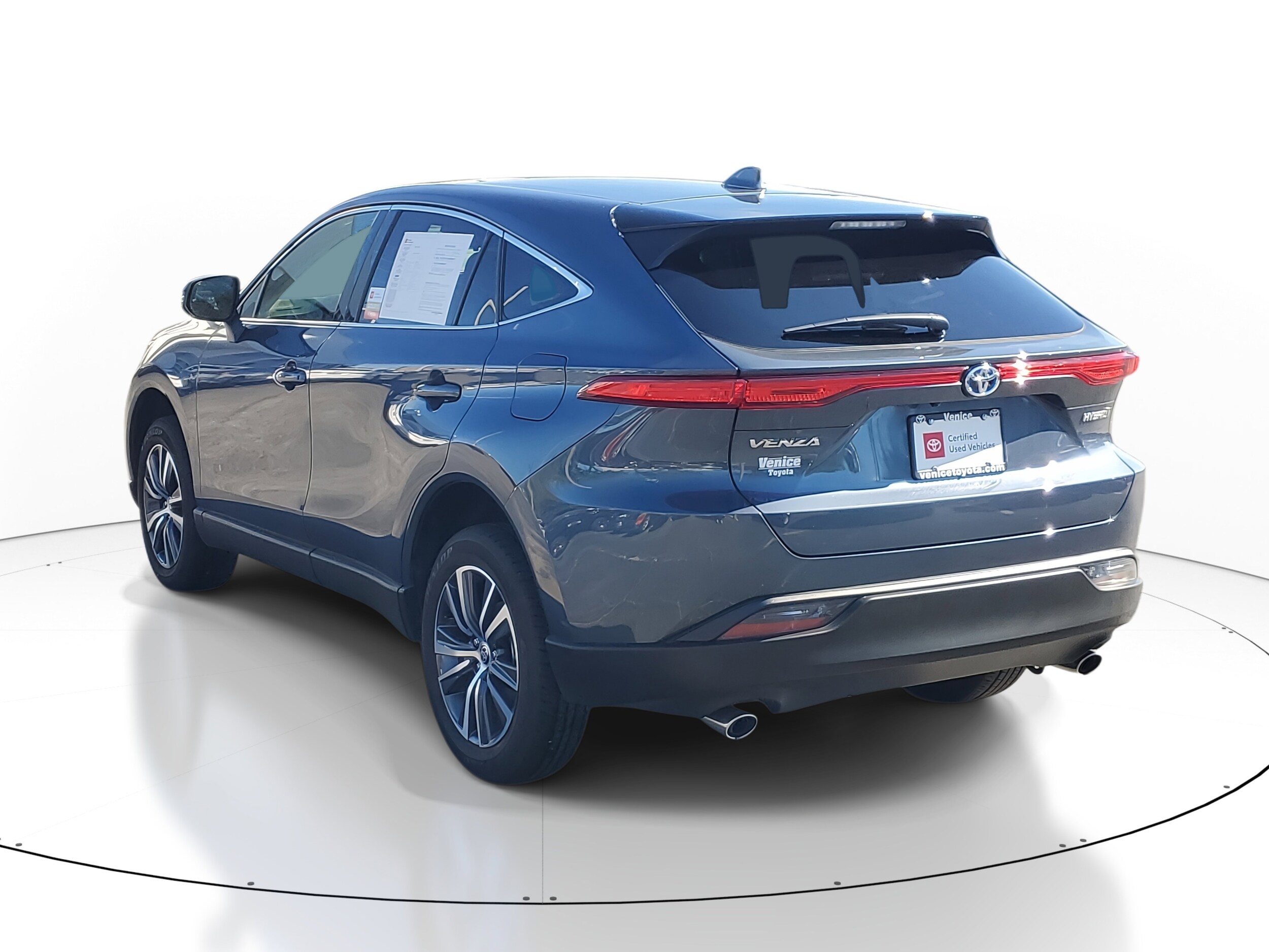 2022 Toyota Venza LE photo 2