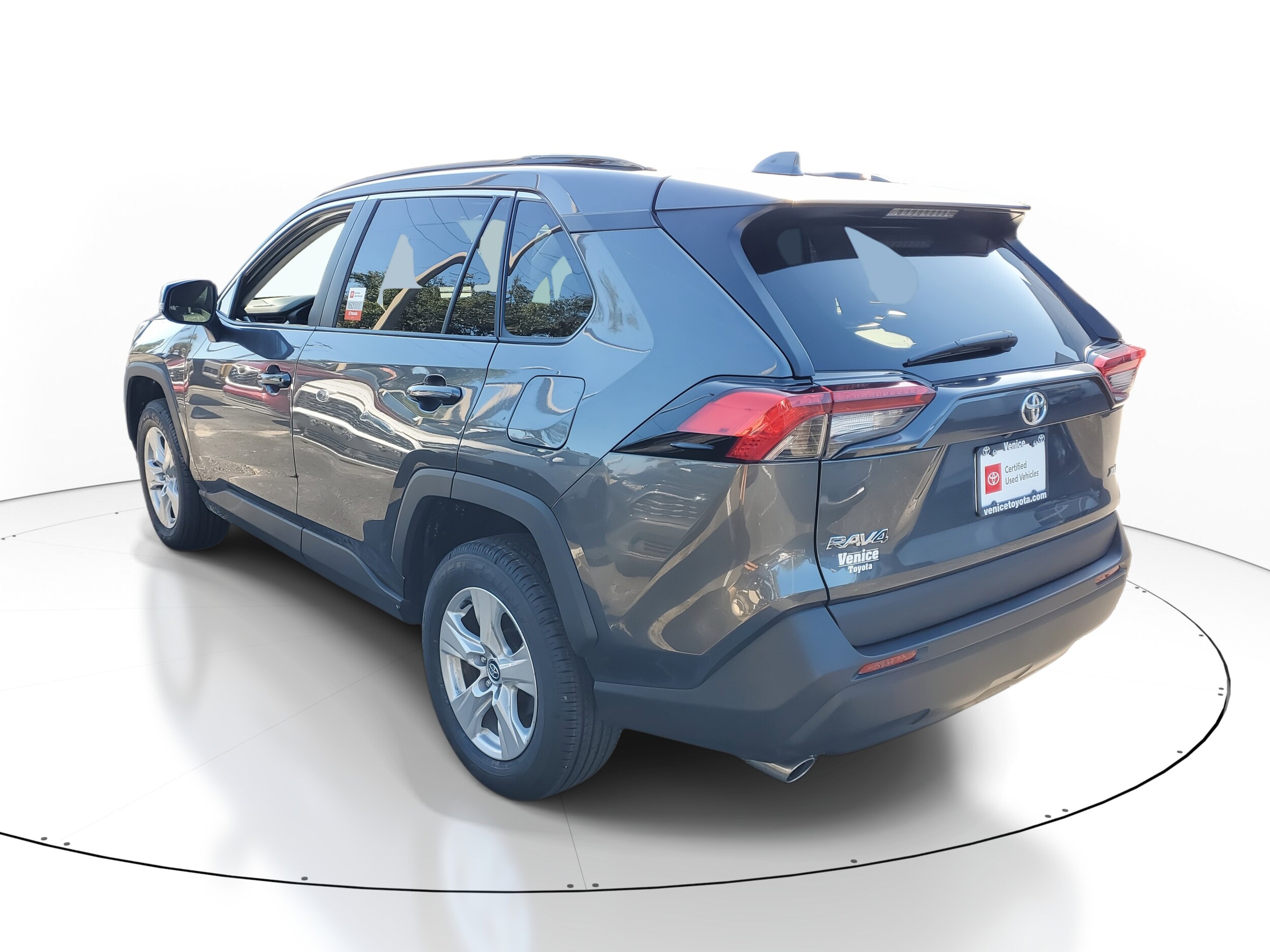 2020 Toyota RAV4 XLE photo 3