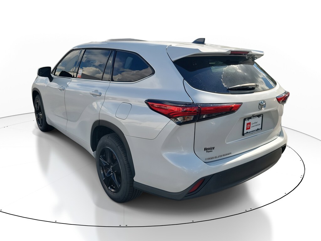2022 Toyota Highlander LE photo 3