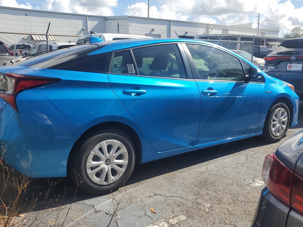 2020 Toyota Prius LE photo 2