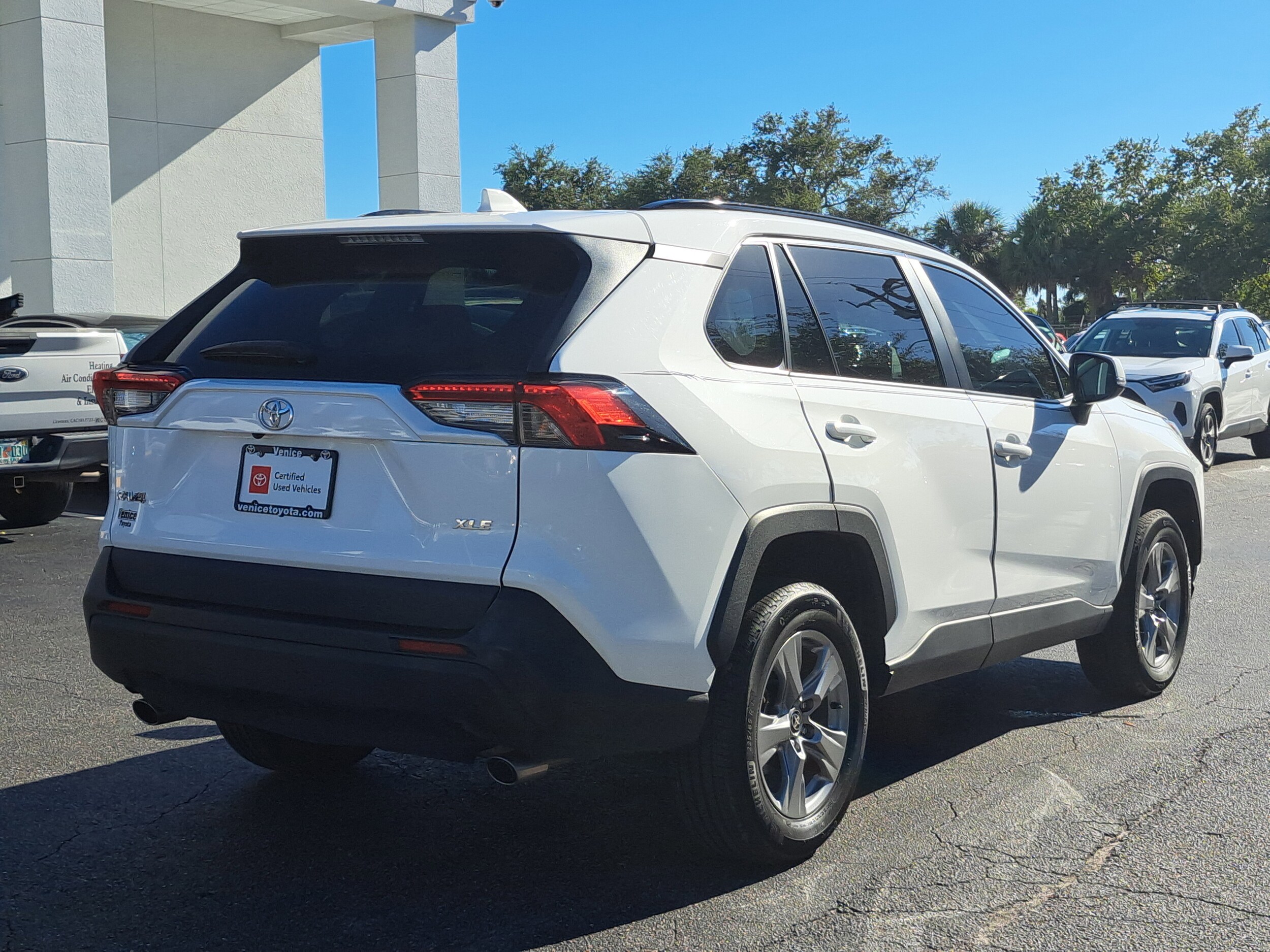 2022 Toyota RAV4 XLE photo 4