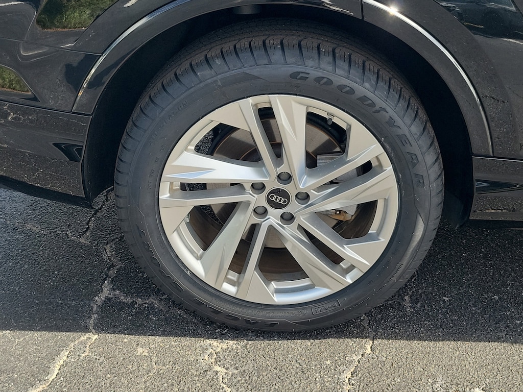 2023 Audi Q7 55 Premium photo 2