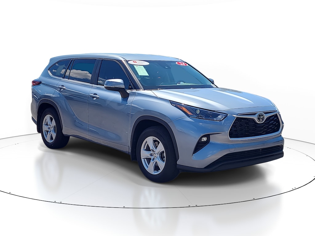 2024 Toyota Highlander LE photo 2