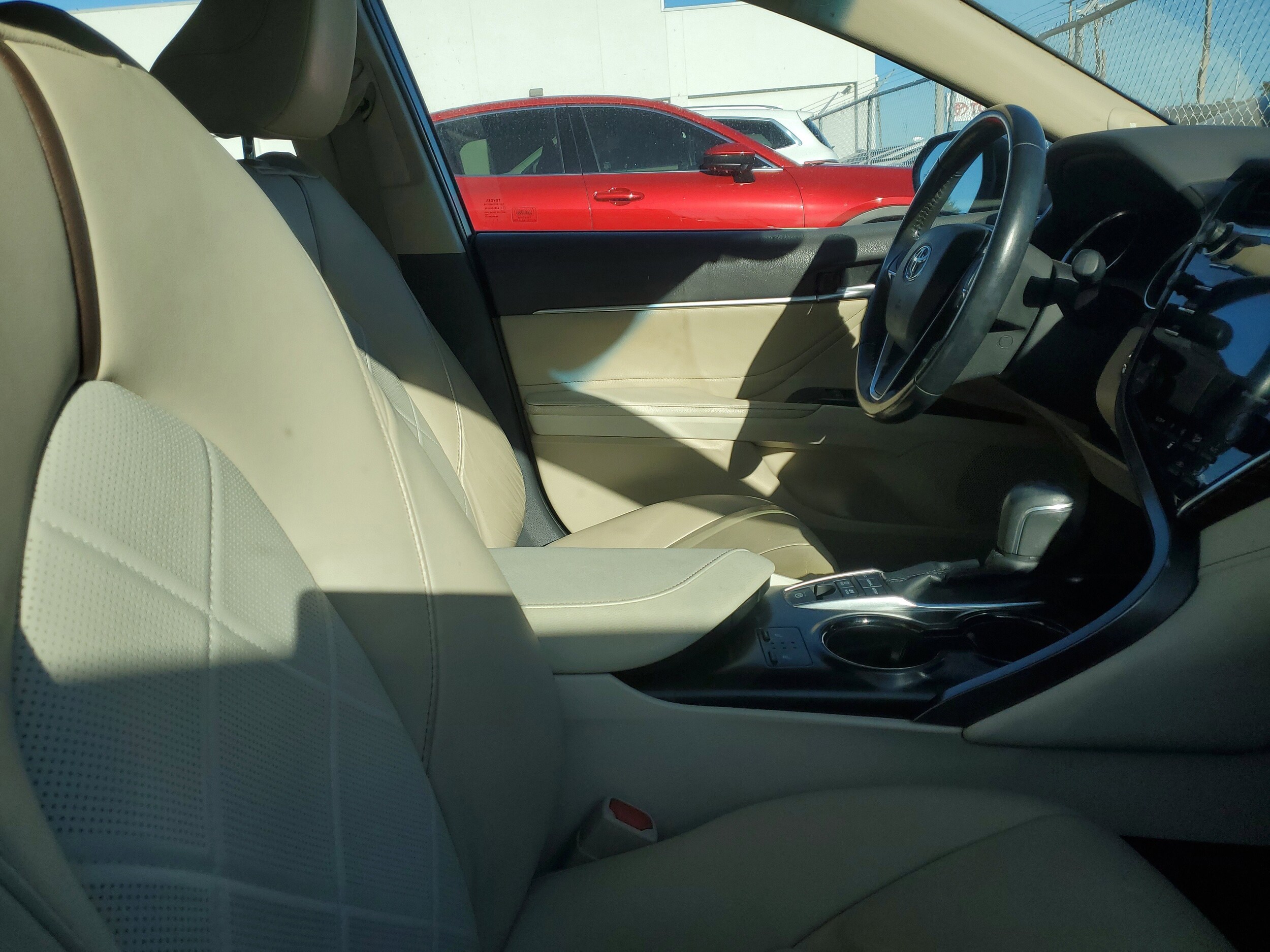 2018 Toyota Camry Hybrid XLE photo 2