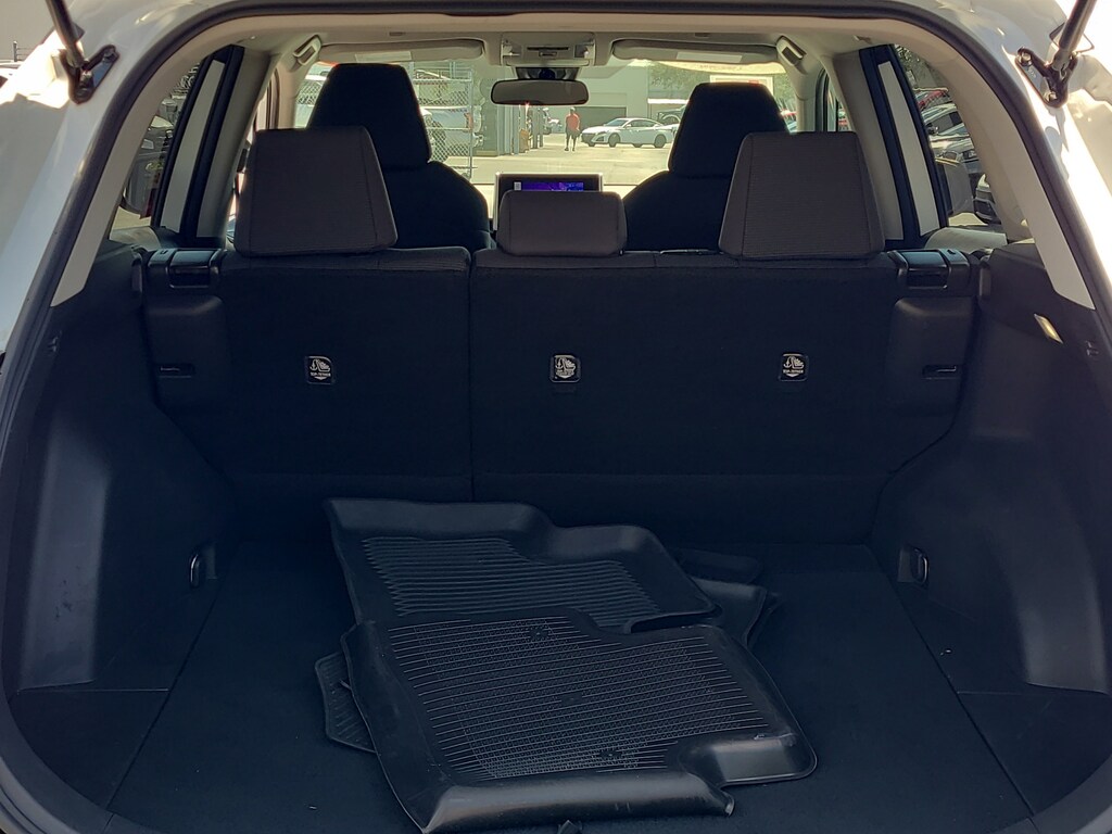 2023 Toyota RAV4 LE photo 3