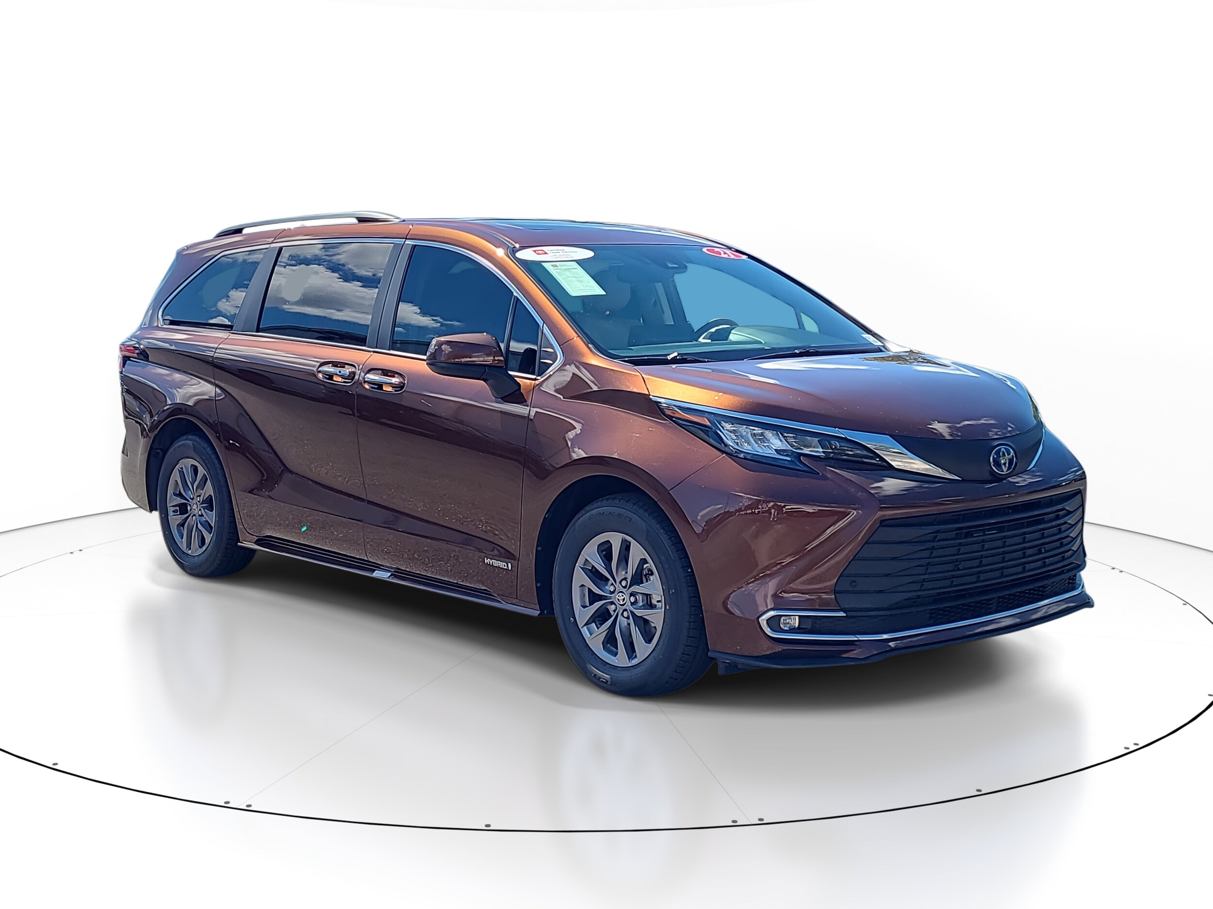 2021 Toyota Sienna XLE photo 2