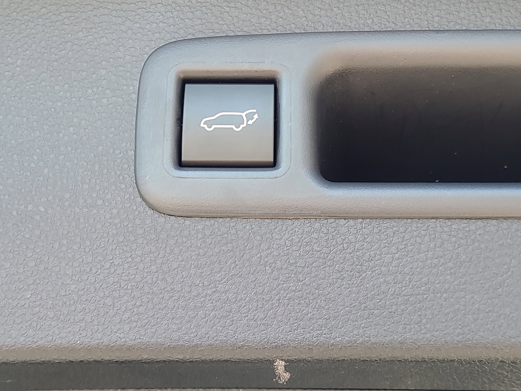 2024 Toyota Highlander LE photo 8