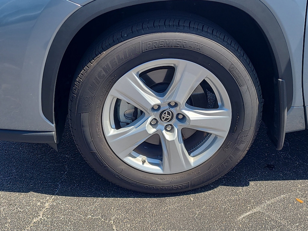 2024 Toyota Highlander LE photo 5