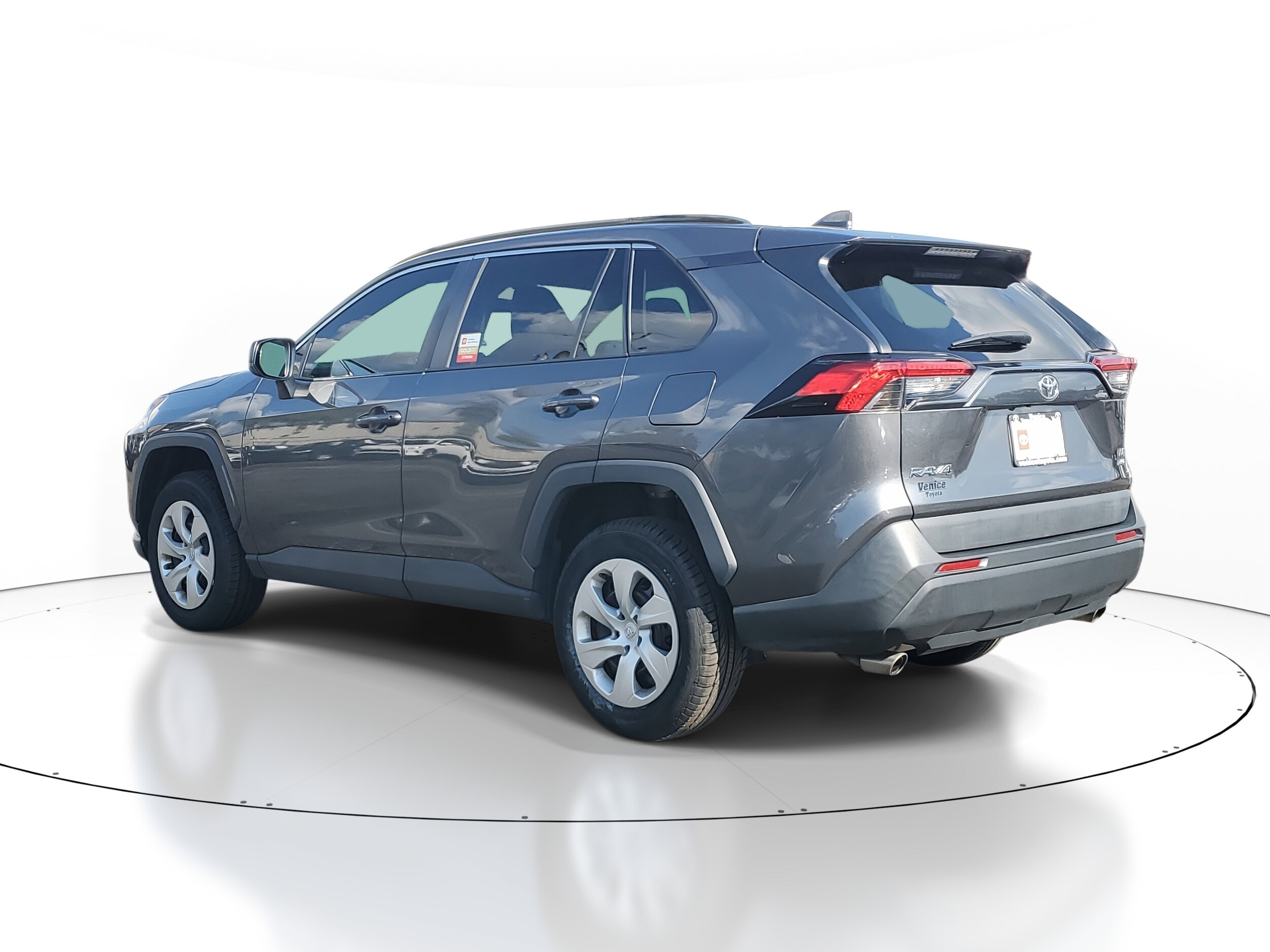 2021 Toyota RAV4 LE photo 3