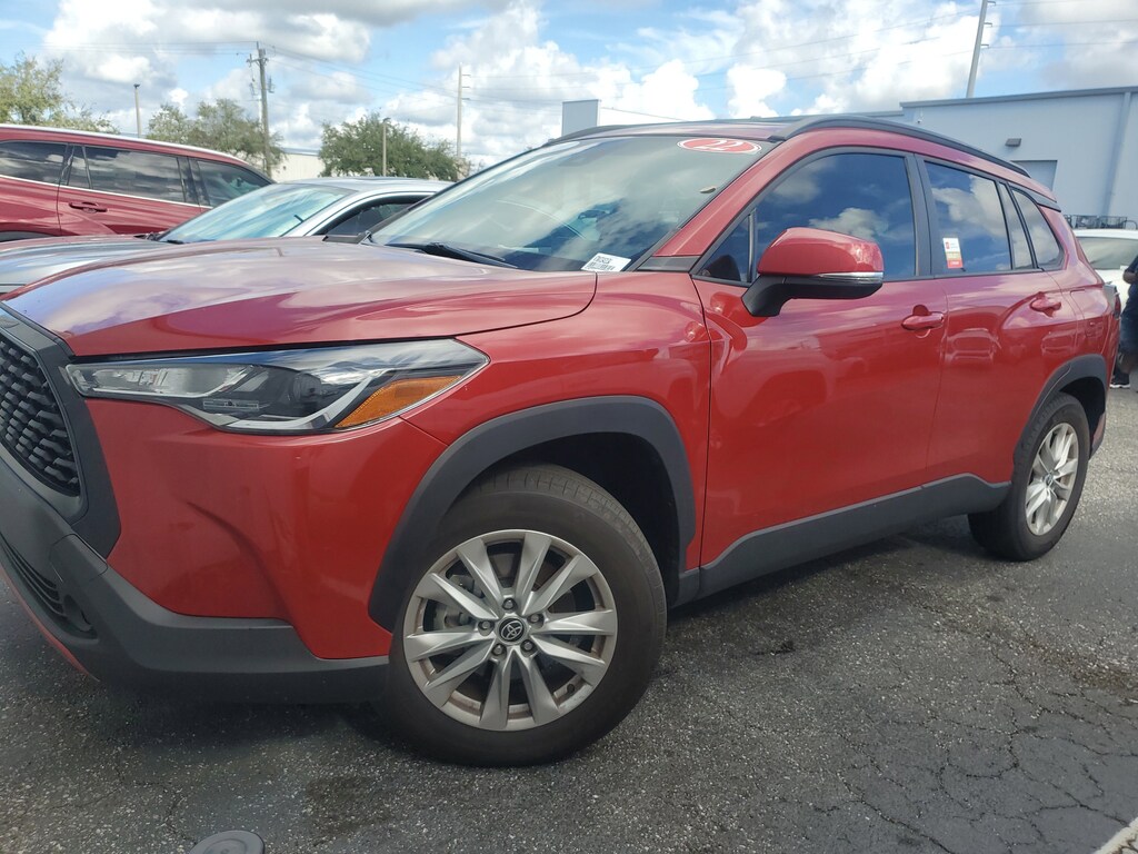 2022 Toyota Corolla Cross LE photo 2