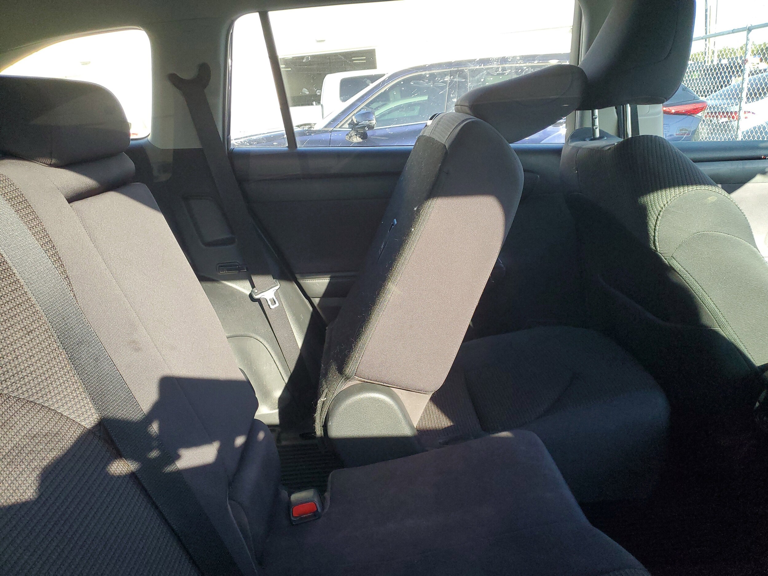 2020 Toyota Highlander LE photo 2