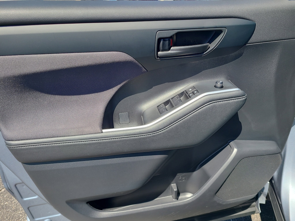 2024 Toyota Highlander LE photo 18