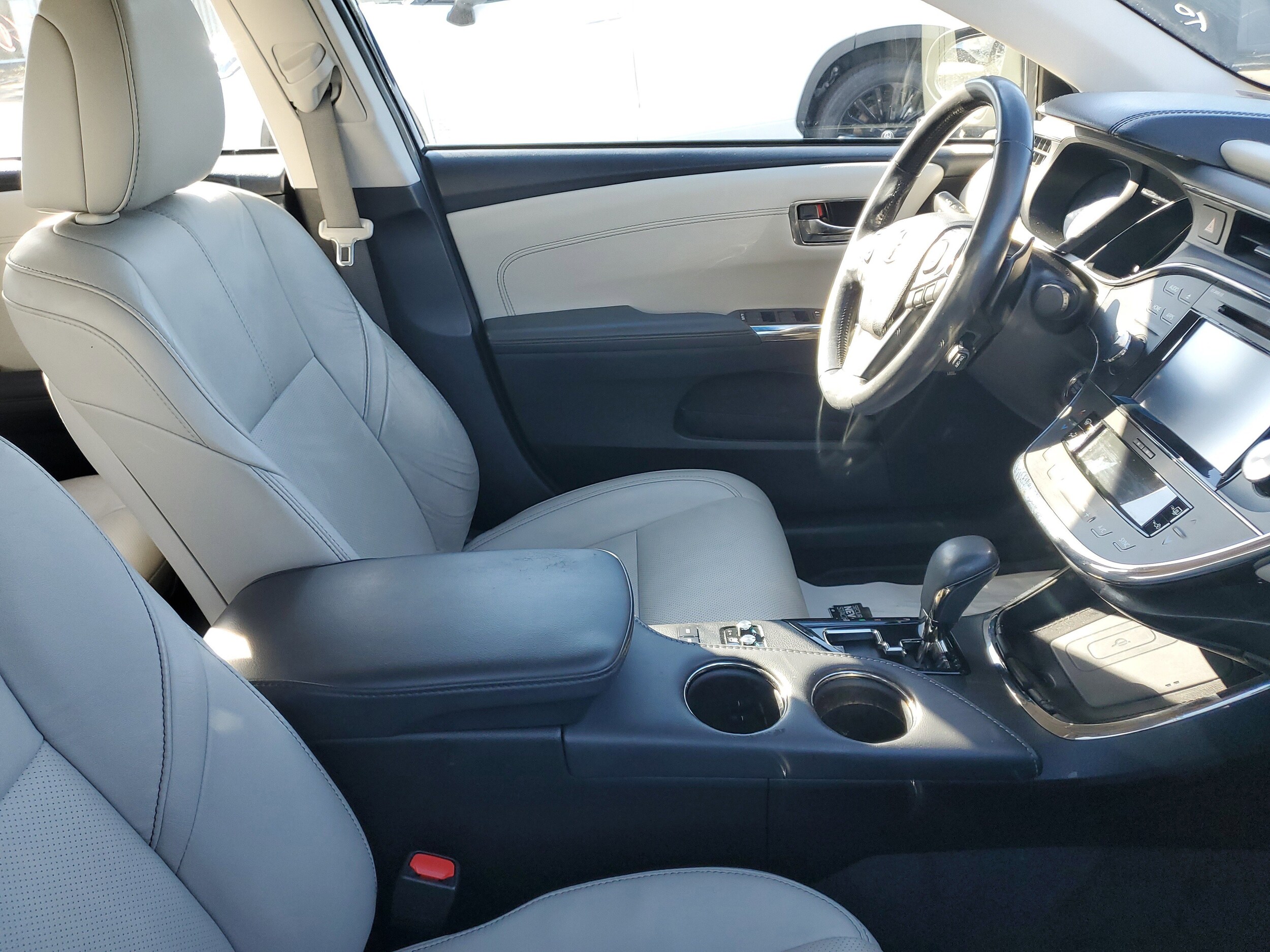 2016 Toyota Avalon Limited photo 2