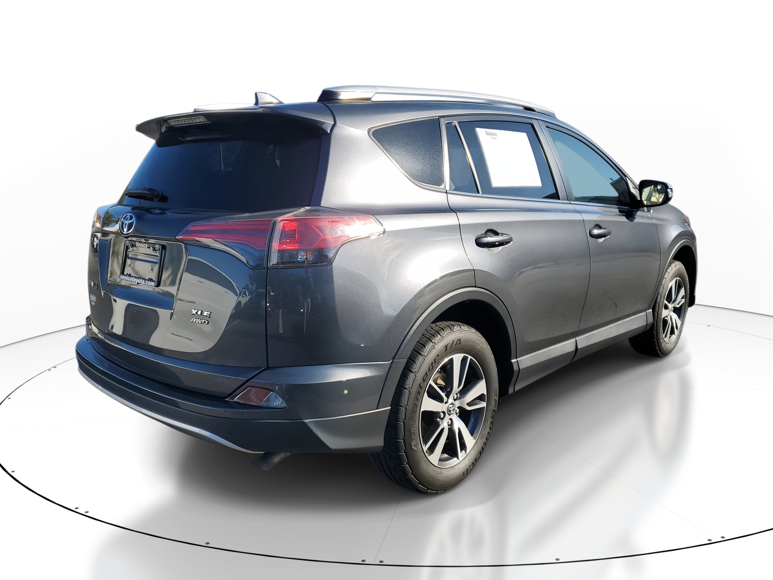 2016 Toyota RAV4 XLE photo 4