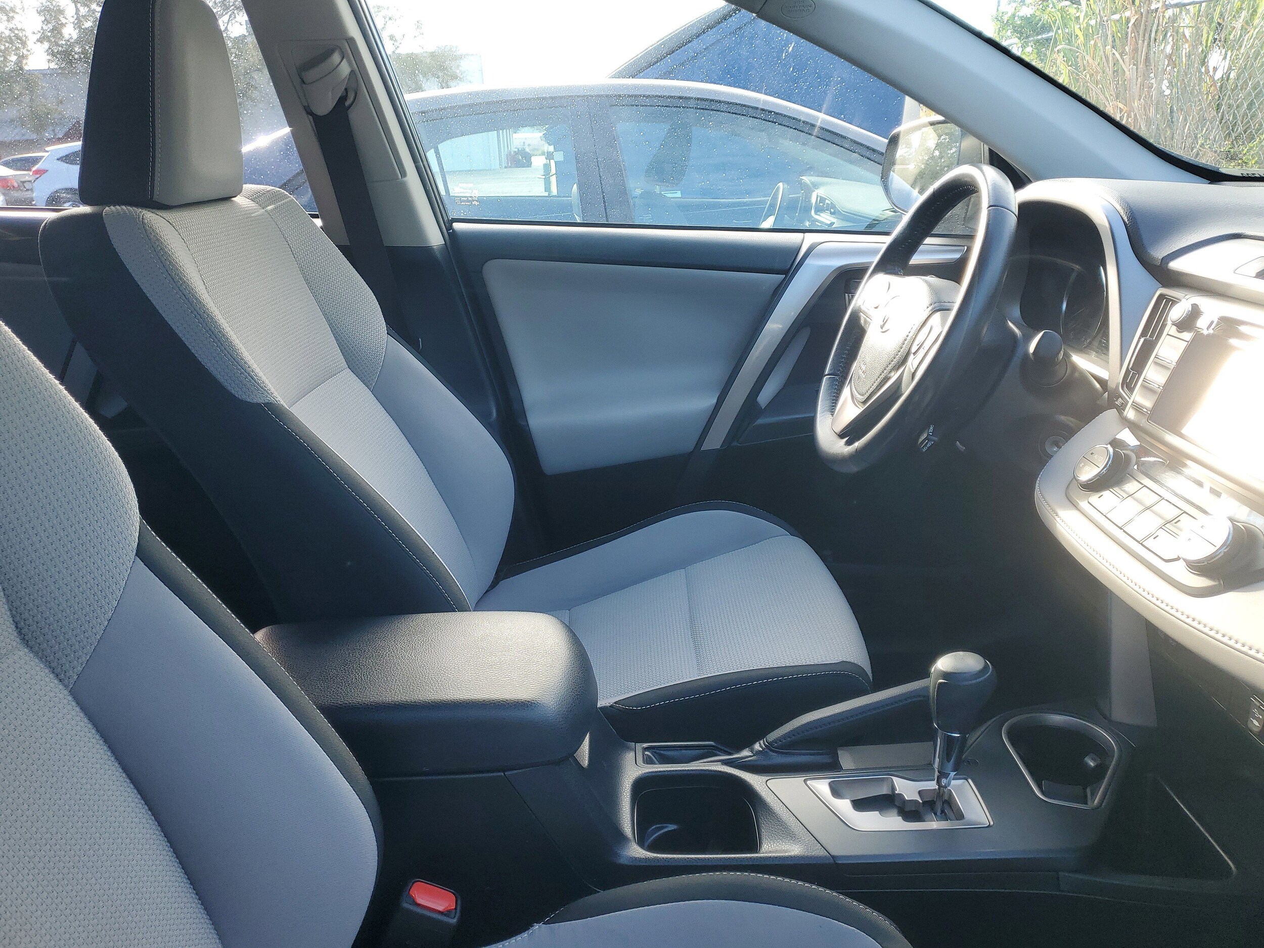 2016 Toyota RAV4 XLE photo 2