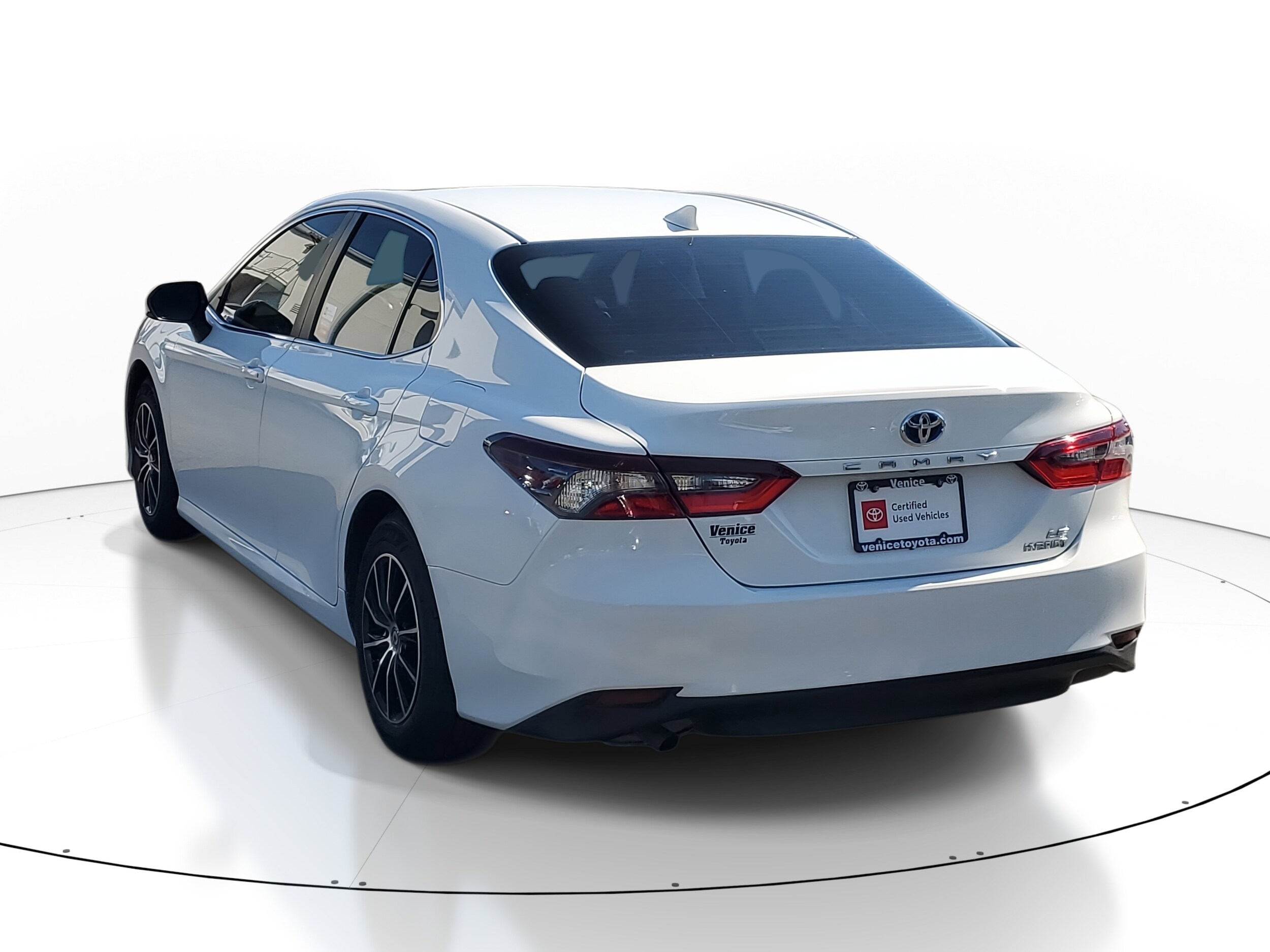 2024 Toyota Camry Hybrid LE photo 3
