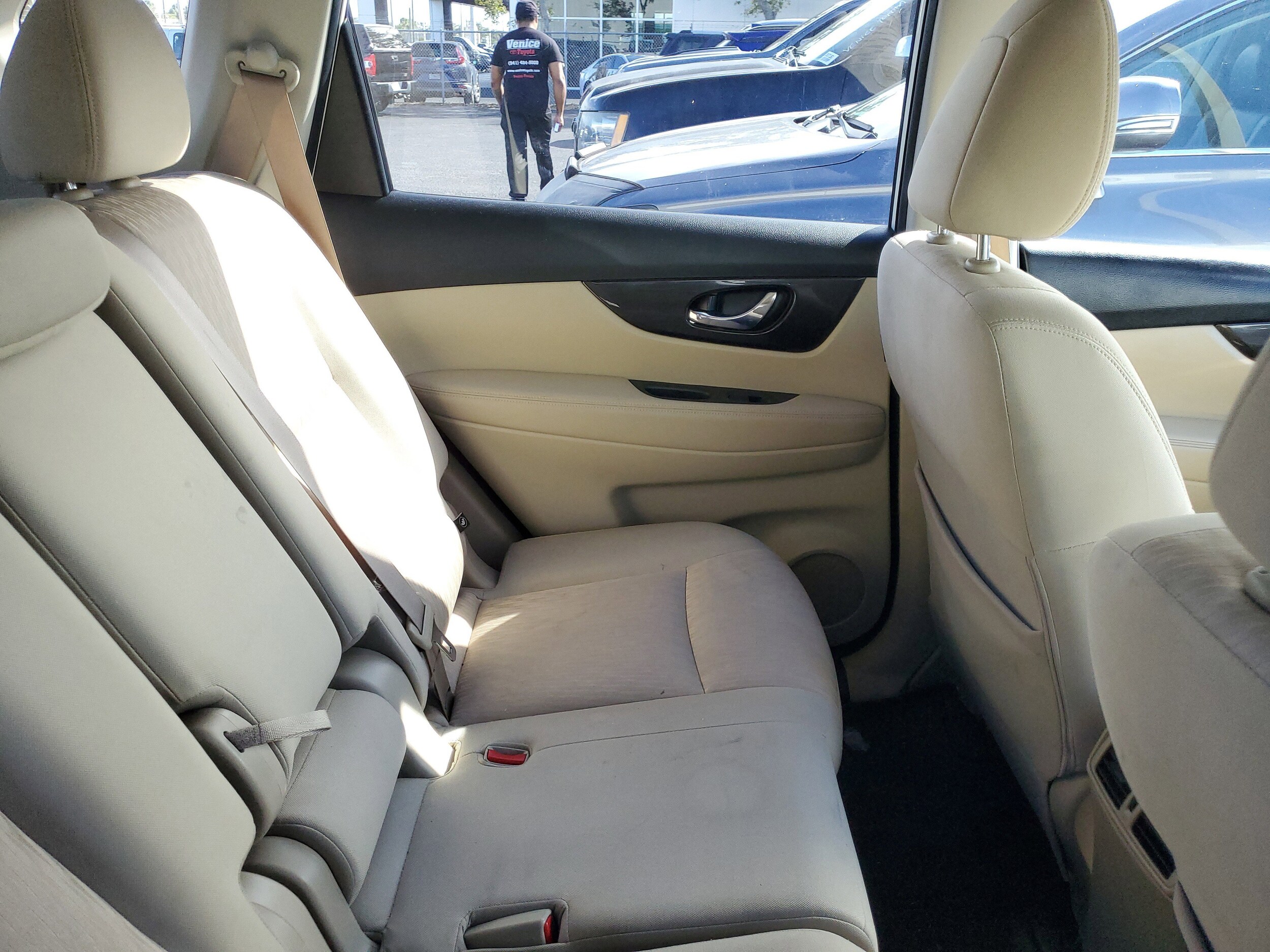 2019 Nissan Rogue SV photo 3