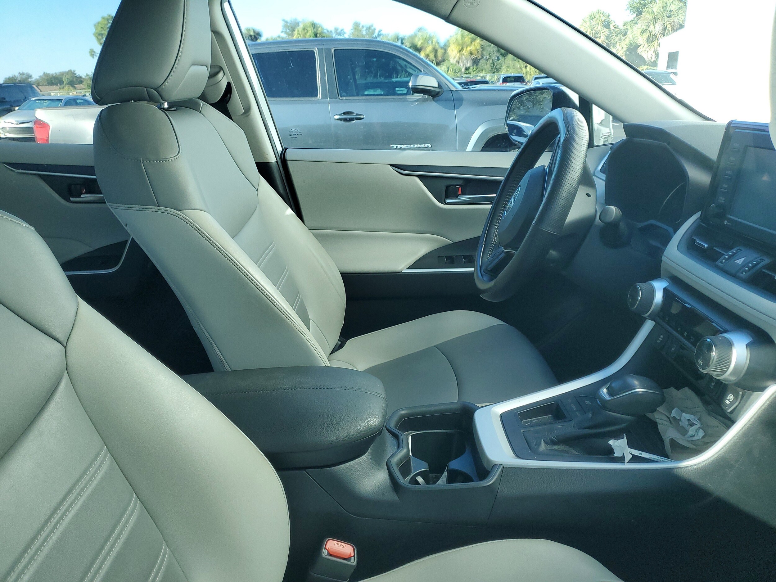 2020 Toyota RAV4 XLE Premium photo 2