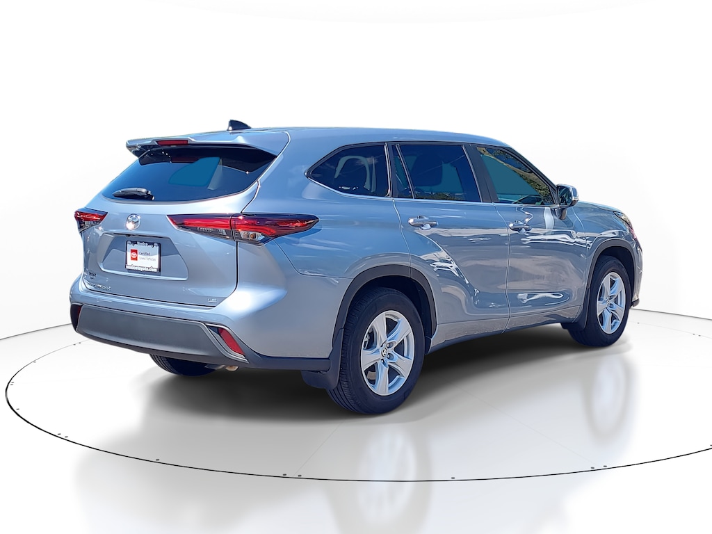 2024 Toyota Highlander LE photo 3