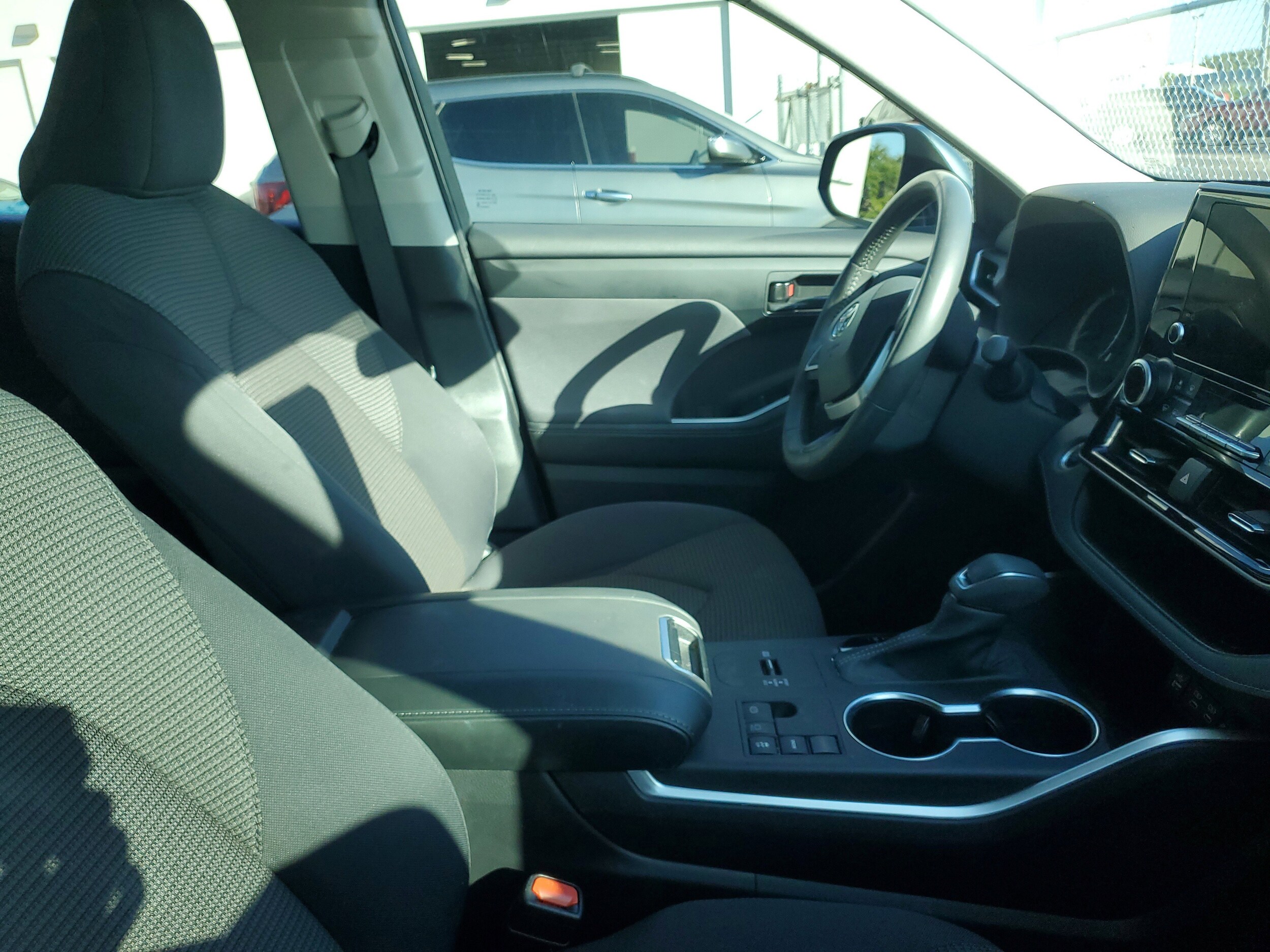 2024 Toyota Highlander LE photo 2