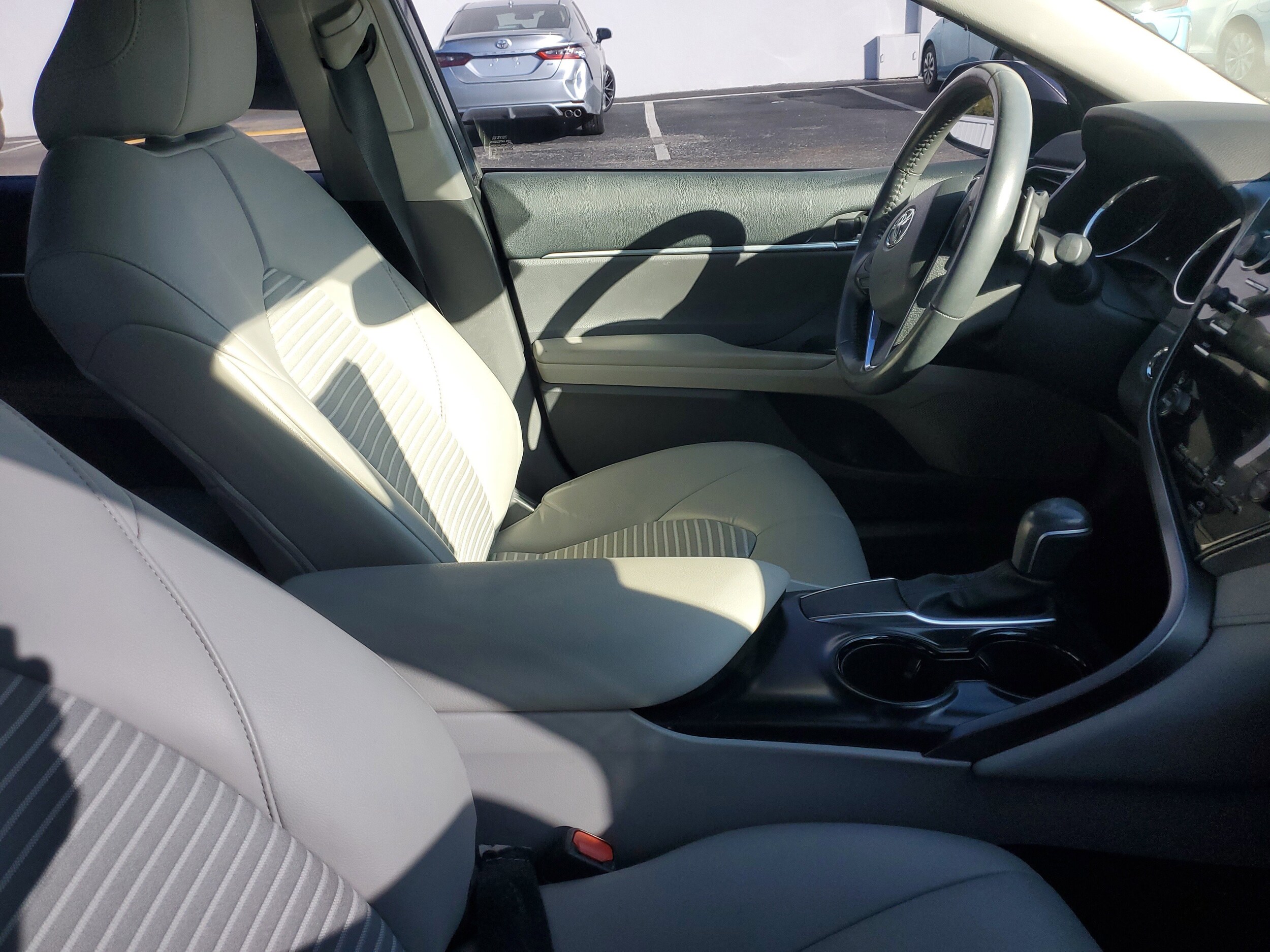 2020 Toyota Camry SE photo 2