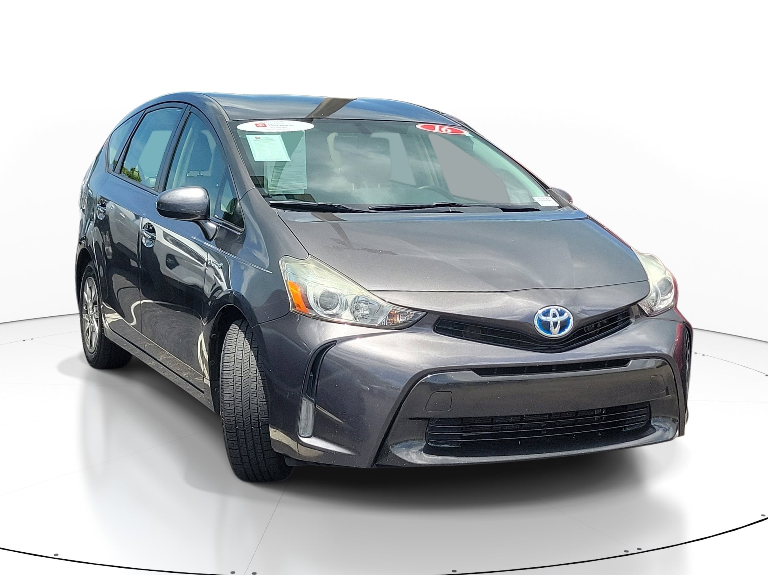 2016 Toyota Prius v Five's photo