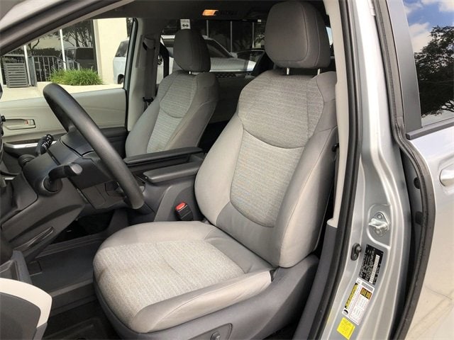 2021 Toyota Sienna LE photo 2