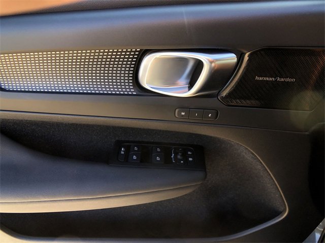 2021 Volvo XC40 Recharge P8 photo 4