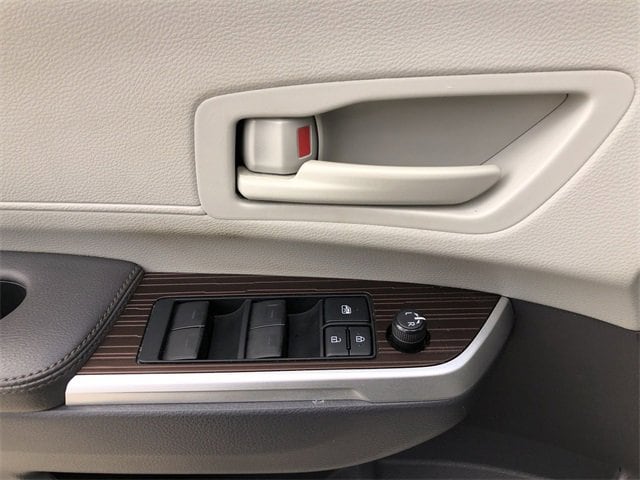 2021 Toyota Sienna LE photo 3