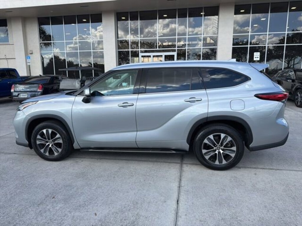 Used 2022 Toyota Highlander Hybrid XLE SUV