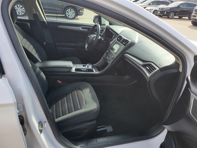 2020 Ford Fusion SE photo 2