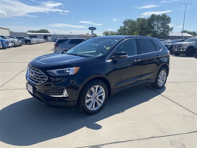 2022 Ford Edge Titanium photo 2