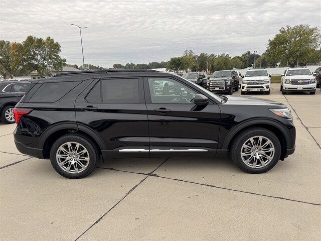 2025 Ford Explorer photo 2