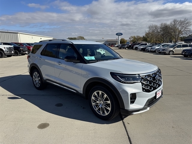 2026 Ford Explorer Platinum's photo