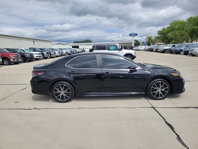 2022 Toyota Camry Hybrid SE photo 2