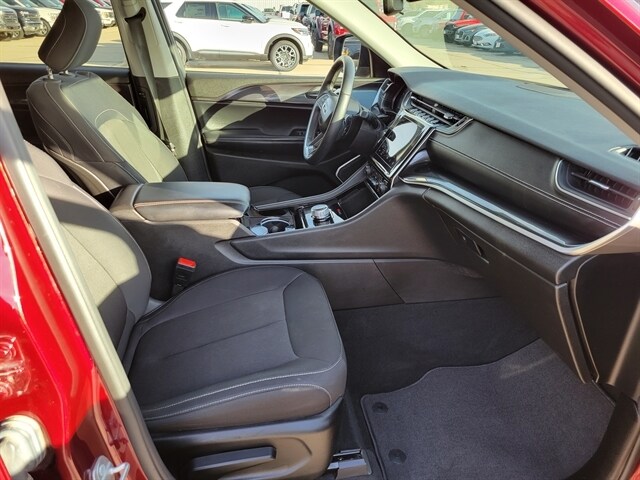 2022 Jeep Grand Cherokee Laredo photo 3