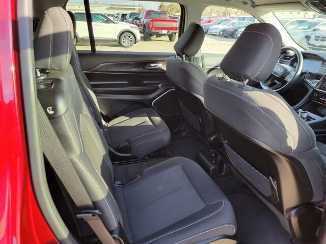 2022 Jeep Grand Cherokee Laredo photo 4