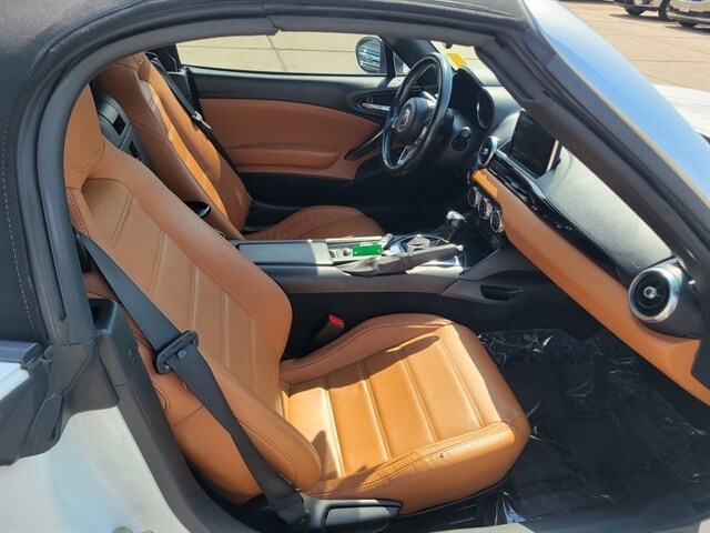 2017 Fiat 124 Spider Lusso photo 3